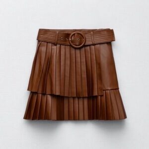 Zara (S) High-waisted faux leather Zara mini skirt with tonal belt